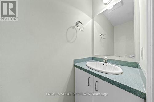 Main floor powder room - 118 King Edward Avenue, Ottawa, ON 
