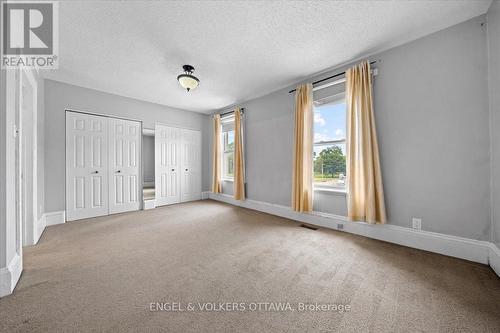 Huge primary bedroom with double closets - 118 King Edward Avenue, Ottawa, ON 