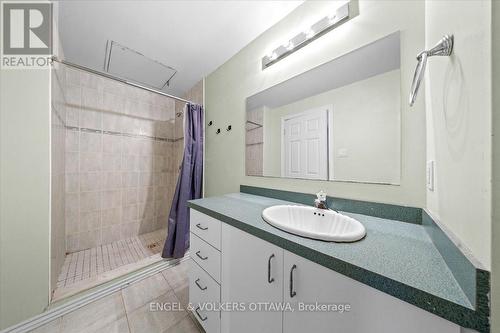 Walk- in shower - 118 King Edward Avenue, Ottawa, ON 