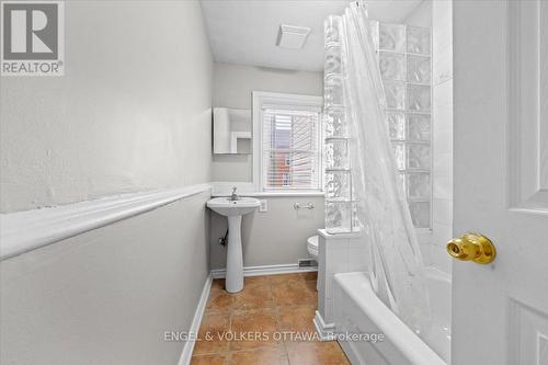 Full bathroom on second level - 118 King Edward Avenue, Ottawa, ON 