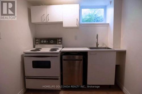 8 HAZELGLEN AVENUE , Toronto, Ontario M2R 1R7 3