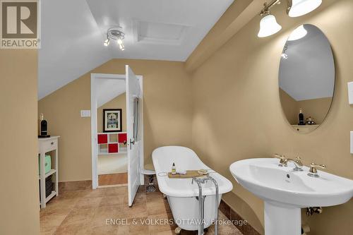 Unit 2 Main Bathroom (Second Level of Unit) - 5 Woodlawn Avenue, Ottawa, ON 