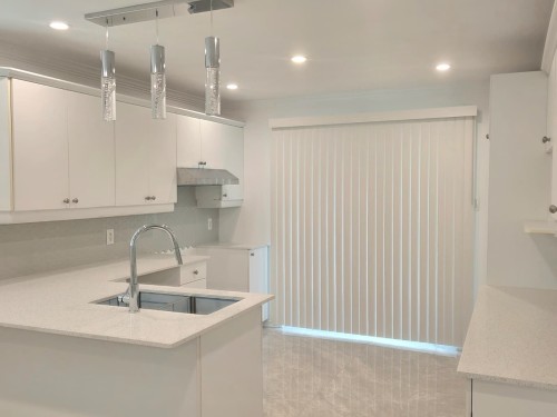 2255 Rue Avignon , Brossard, QC J4Z 2V8 1