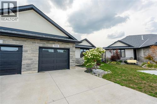 709 FERDINANDS CRESCENT , Sarnia, Ontario N7W 0B5 2