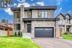 3 AMBER CRESCENT  Toronto, ON M6L 2R5