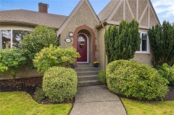 2585 Dufferin Ave  Oak Bay, BC V8R 3L5