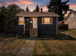 1143 Lockley Rd Esquimalt, BC V9A 4S5