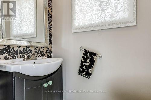 Main floor bathroom - 1770 Hyde Mill Crescent, Mississauga, ON 