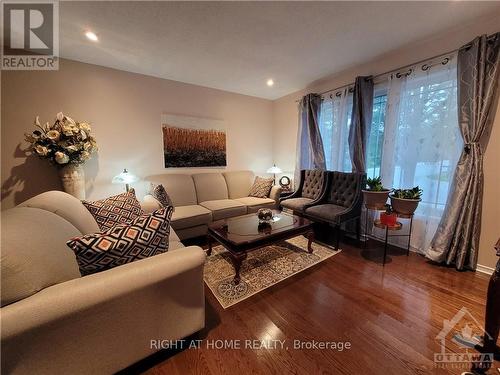 239 HIGHPOINTE CRESCENT , Ottawa, Ontario K2J 5N8 3