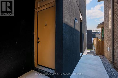 3 - 101 BERNICE CRESCENT , Toronto, Ontario M6N 1W7 4