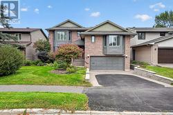 13 LYNHURST AVENUE  Ottawa, ON K1V 9W8