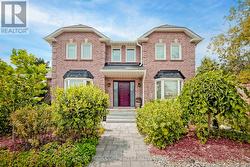 2 KIRKLAND COURT Richmond Hill, ON L4C 9J1
