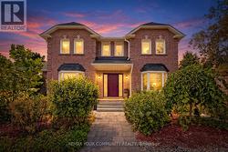 2 KIRKLAND COURT Richmond Hill, ON L4C 9J1