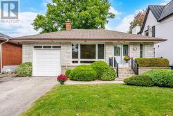 46 CARDIGAN ROAD Toronto, ON M8Z 2W2