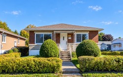 870 Rue Hubert Longueuil (Le Vieux-Longueuil), QC J4K 2H3