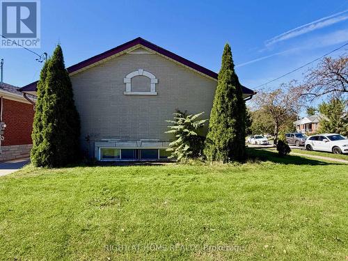 35 WARNICA AVENUE , Toronto, Ontario M8Z 1Z5 2