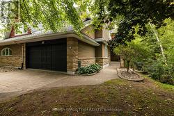 19 CREEKS END LANE Ottawa, ON K2H 1C7