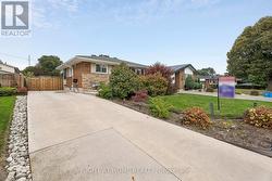 25 SWALLOW CRESCENT  Hamilton, ON L9A 2M7