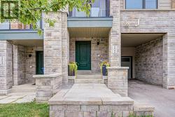 202 VIVANT STREET Newmarket, ON L3X 0K7