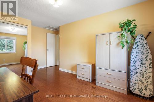 2nd Bedroom with mirrored closet doors - 6399 Colebrook Crescent, Mississauga, ON 