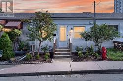 30 RAY STREET N  Hamilton, ON L8R 2X4