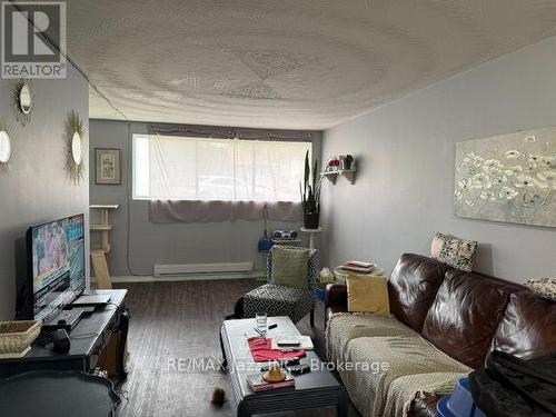 2 - 43 WAYNE AVENUE , Oshawa (Centennial), Ontario L1G 3P8 4
