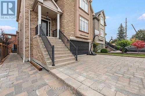 4 GEORGE MCKENZIE COURT , Toronto, Ontario M9M 0E1 3