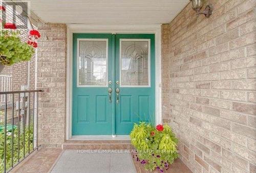 58 SUMMERDALE CRESCENT , Brampton, Ontario L6X 4V9 2