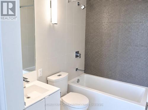 2202 - 125 PETER STREET , Toronto, Ontario M5V 2G9 4