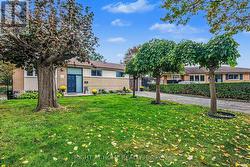 11 FAREHAM CRESCENT Toronto, ON M1E 1J8
