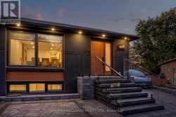 61 MARLIN COURT  Newmarket, ON L3Y 2W7