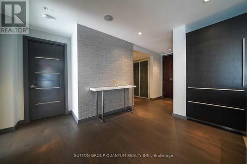 2109 - 180 UNIVERSITY AVENUE , Toronto, Ontario M5H 0A2 2