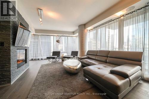 2109 - 180 UNIVERSITY AVENUE , Toronto, Ontario M5H 0A2 4