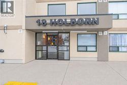 18 HOLBORN Court Unit# 211  Kitchener, ON N2A 4A1