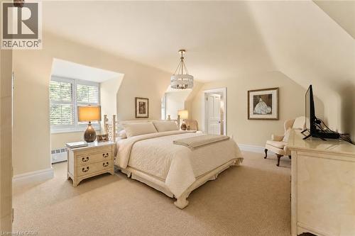 California shutters, luxury carpet, ensuite and walk-in closet. - 3040 First Street, Burlington, ON 