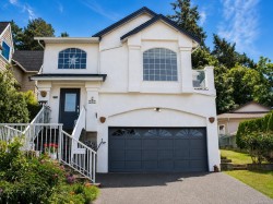 #2-709 Luscombe Pl Esquimalt, BC V9A 7L6