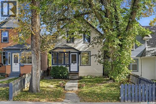 818 B AVENUE N  Saskatoon, SK S7L 1E7