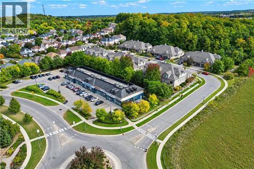 Community plaza - 222 Chestnut Hill Crescent, Kitchener, ON 