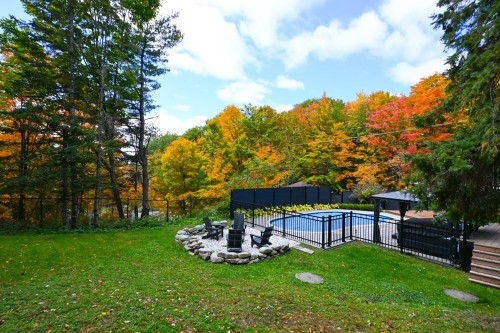 Courtyard - 3755 Rue Rolland, Sainte-Adèle, QC 