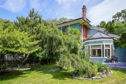 1377 Rockland Ave Victoria, BC V8S 1V7
