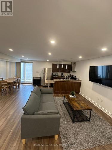 7 LAKEWOODS STREET , Richmond Hill, Ontario L4E 0B5 5