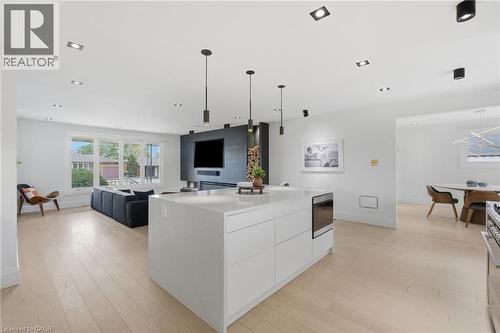 9 Donlea Drive, Hamilton, ON 