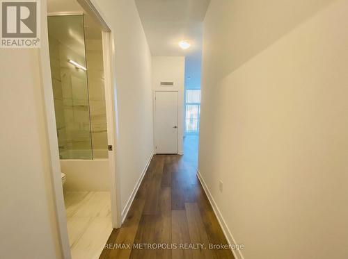 211 - 10 HONEYCRISP CRESCENT , Vaughan, Ontario L4K 0M7 3