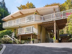 5190 Lochside Dr Saanich, BC V8Y 2G3