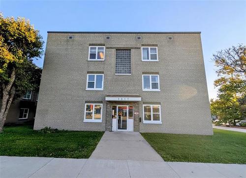 11-1812 Portage AVE  Winnipeg, MB R3J 0G3