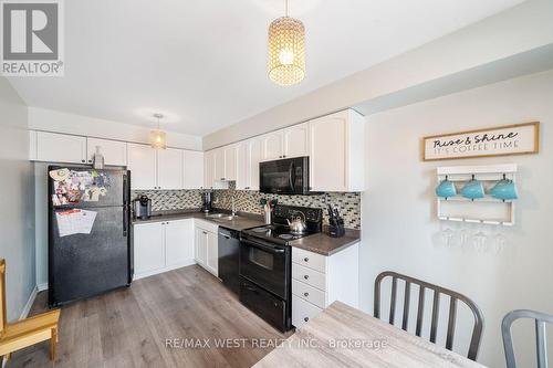 4 - 17 CHELTENHAM ROAD , Barrie, Ontario L4M 0E7 5