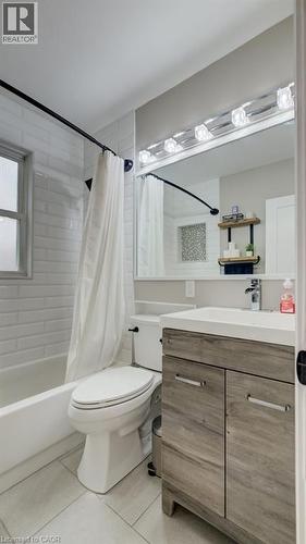 White subway tile shower surround with a built-in tub - 37 Margaret Avenue N, Waterloo, ON 