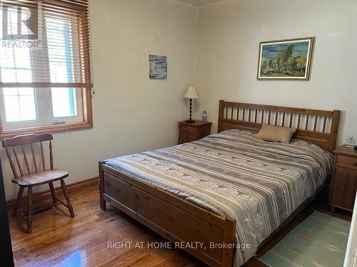MAIN FLOOR - 15 LYNNHAVEN ROAD , Toronto, Ontario M6A 2K7 4