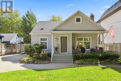32 ANDERSON STREET Oakville, ON L6K 1A5