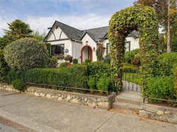 2390 Musgrave St  Oak Bay, BC V8R 5Y2